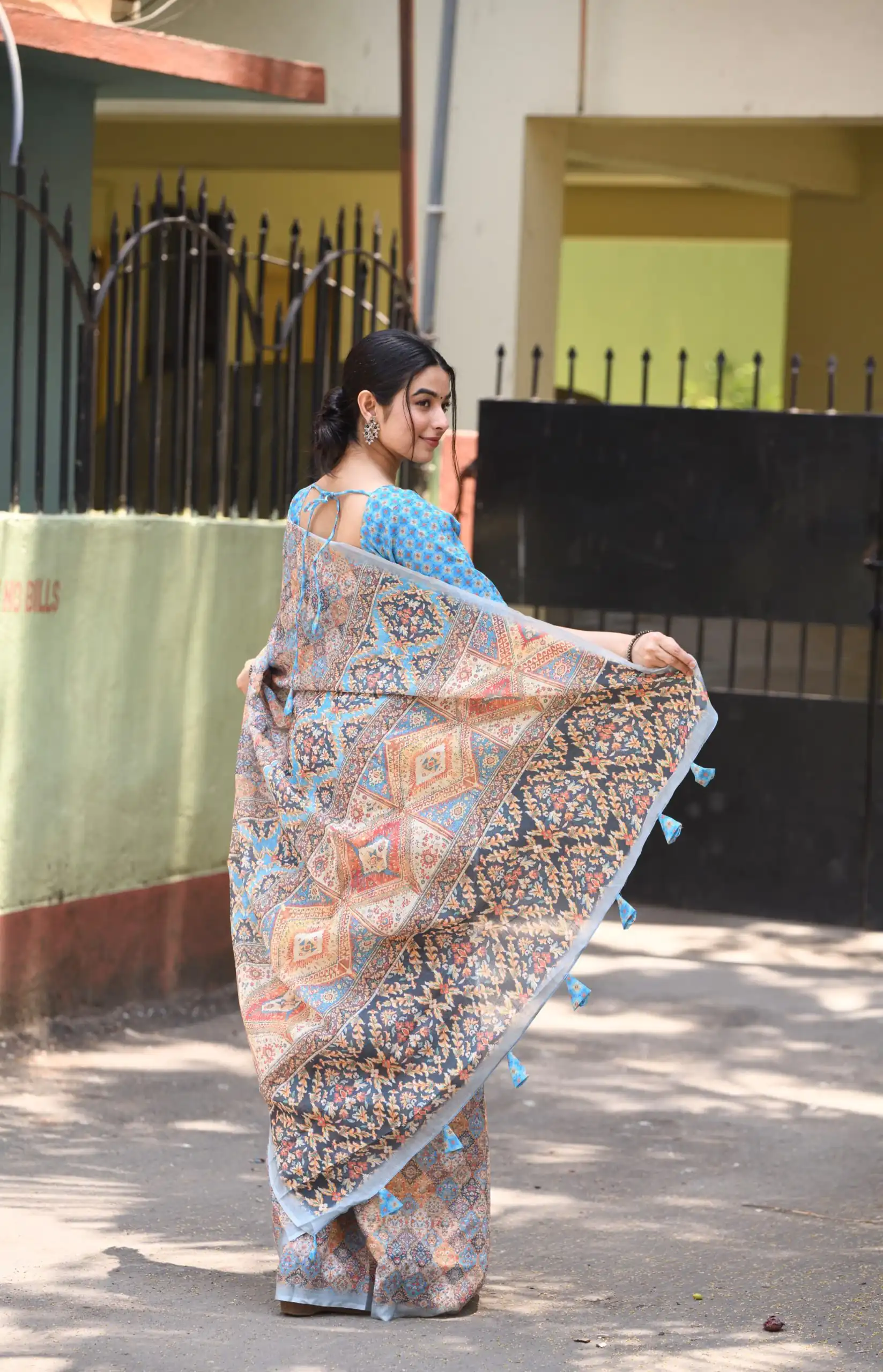 Classic Grey Color Linen Beautiful Digital Printed Work Saree - Image 3