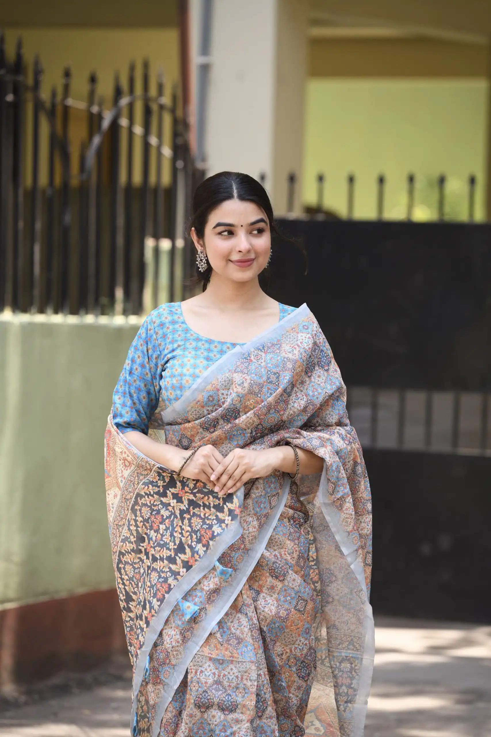 Classic Grey Color Linen Beautiful Digital Printed Work Saree - Image 2