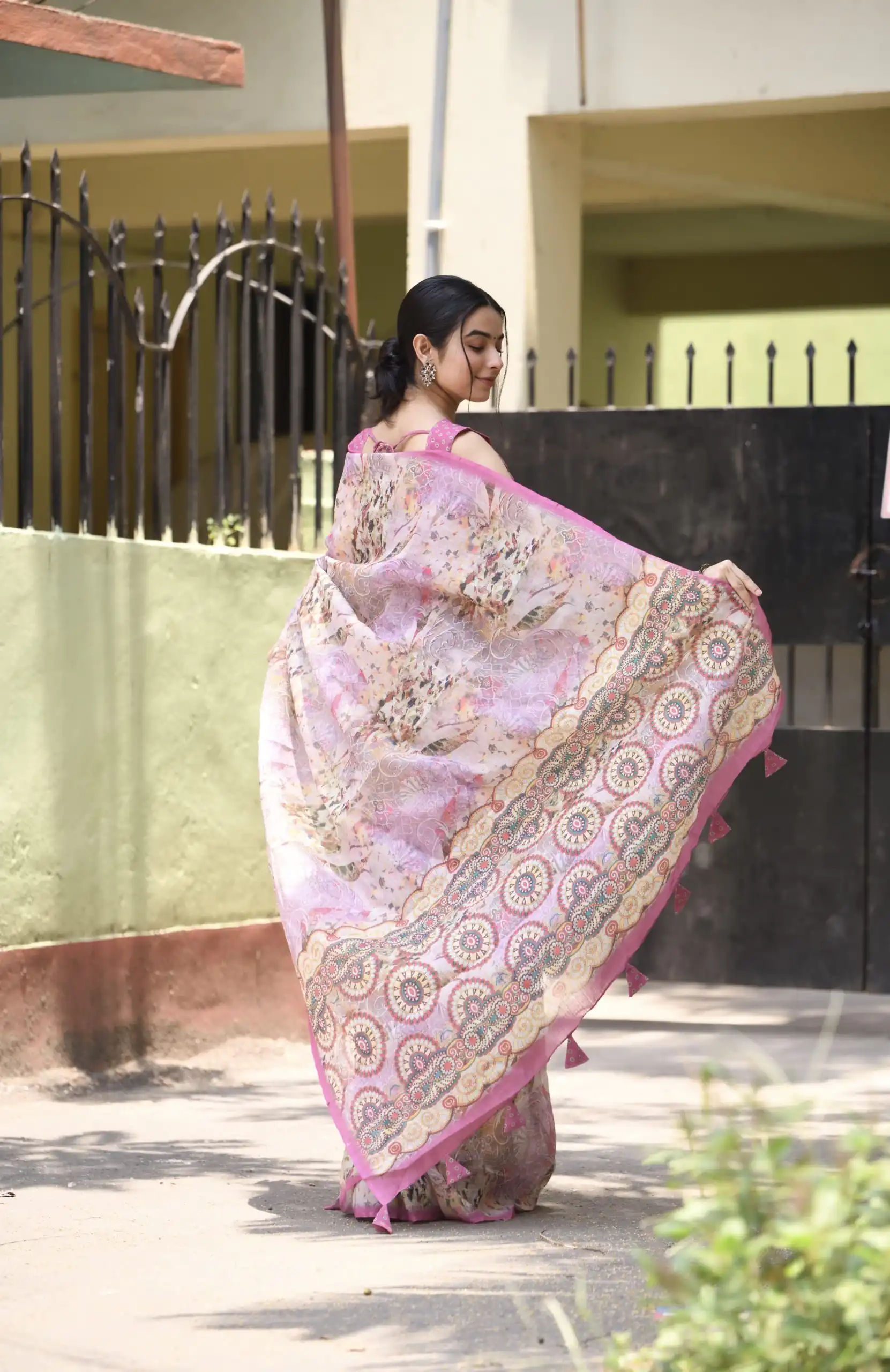 Classic Pink Color Linen Beautiful Digital Printed Work Saree - Image 2