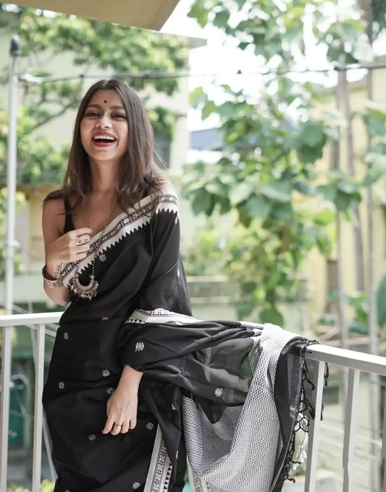 Resplendent Black Color Soft Lilan Slab Weaving Work Saree - Image 7