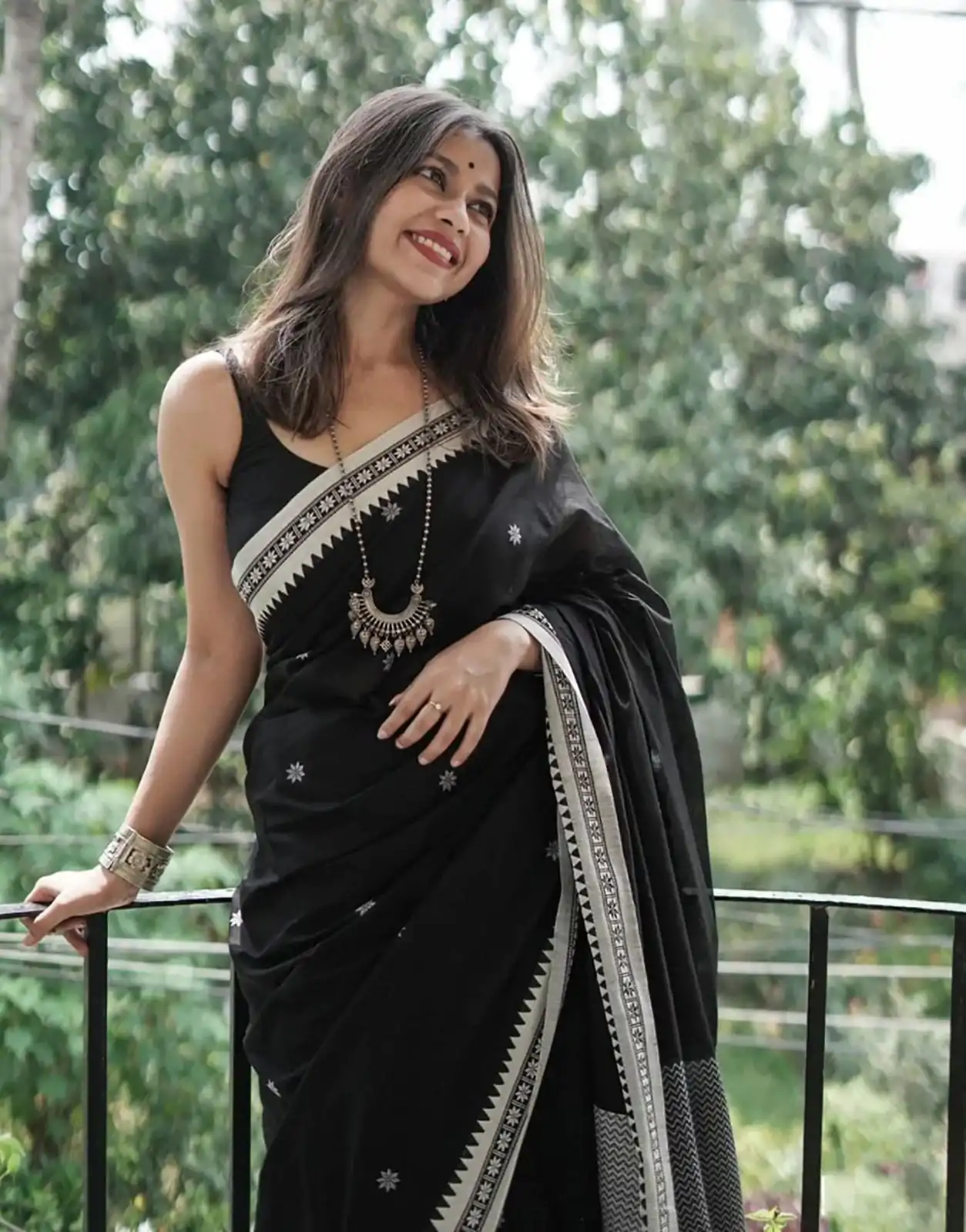Resplendent Black Color Soft Lilan Slab Weaving Work Saree - Image 5