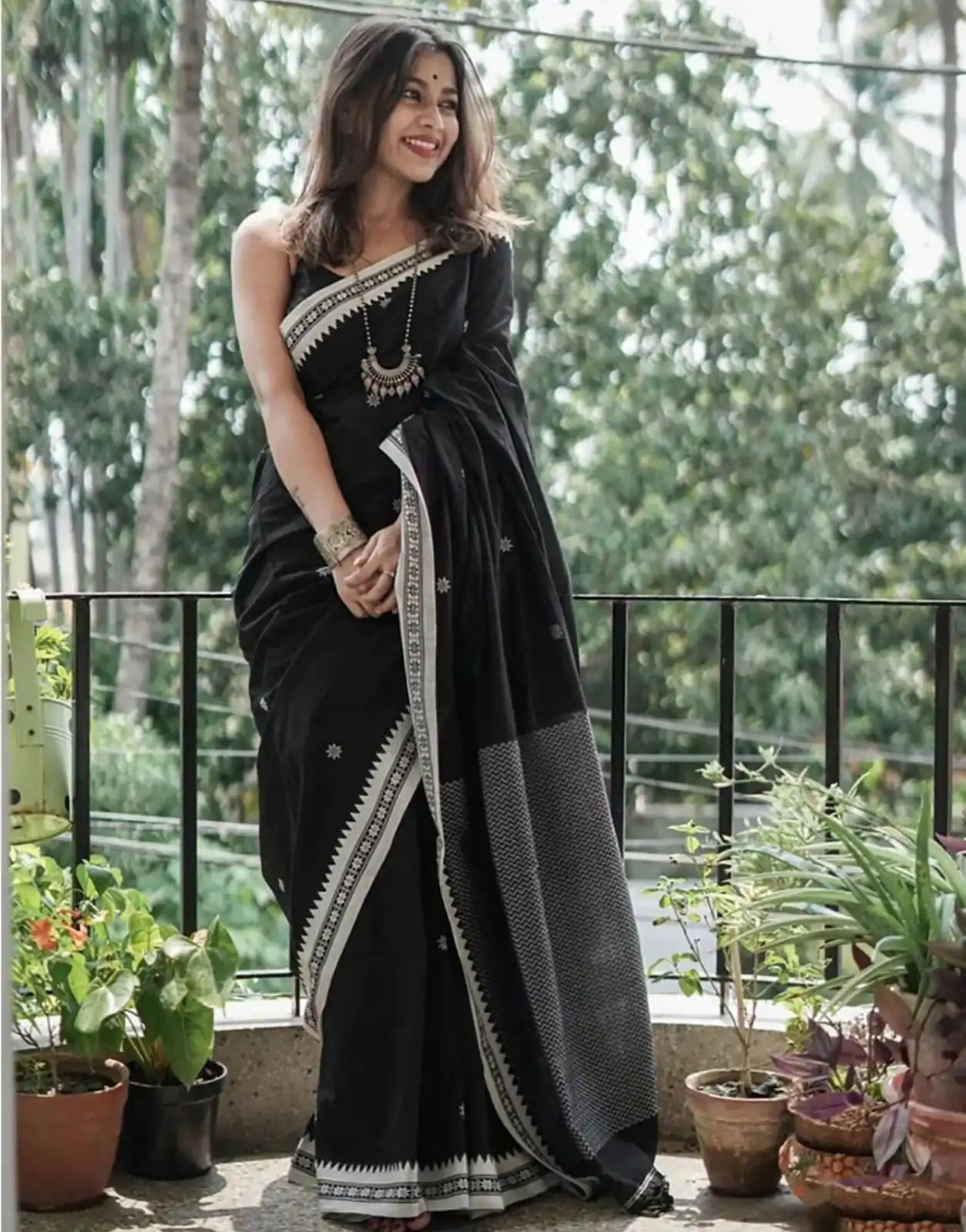 Resplendent Black Color Soft Lilan Slab Weaving Work Saree - Image 4