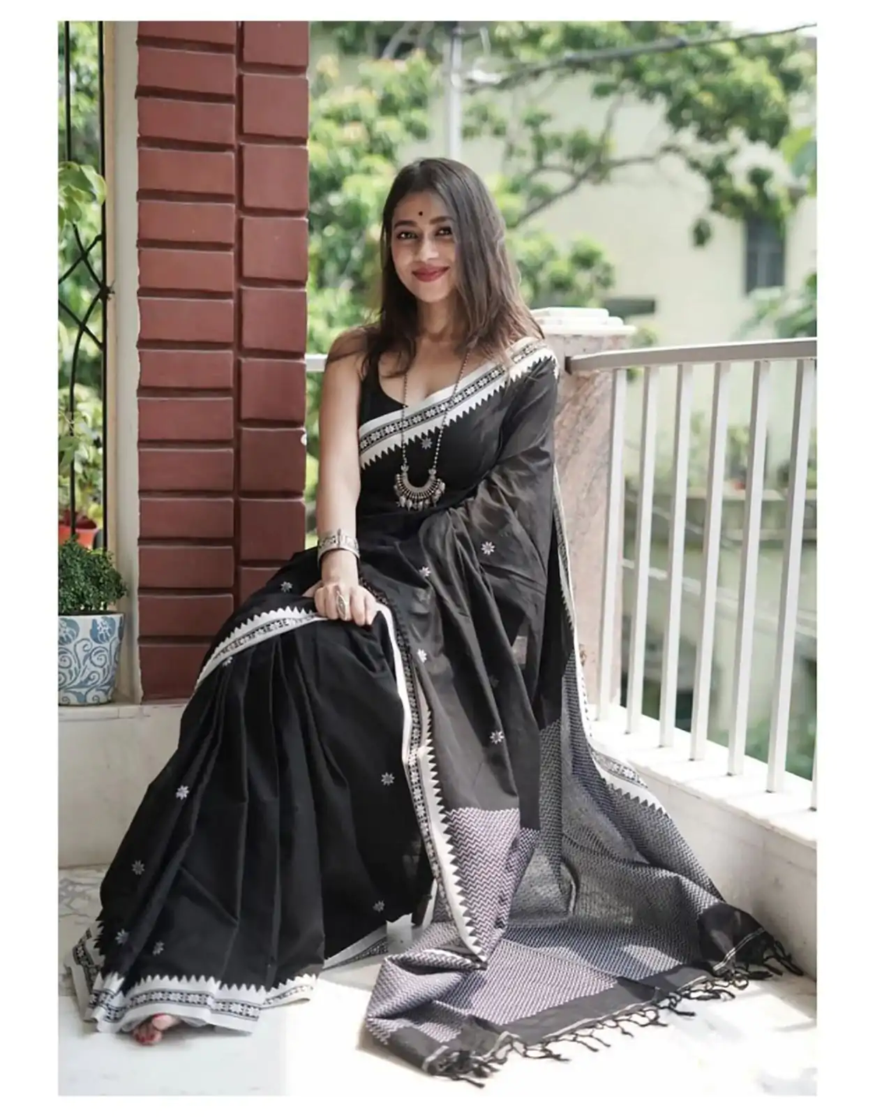 Resplendent Black Color Soft Lilan Slab Weaving Work Saree - Image 3
