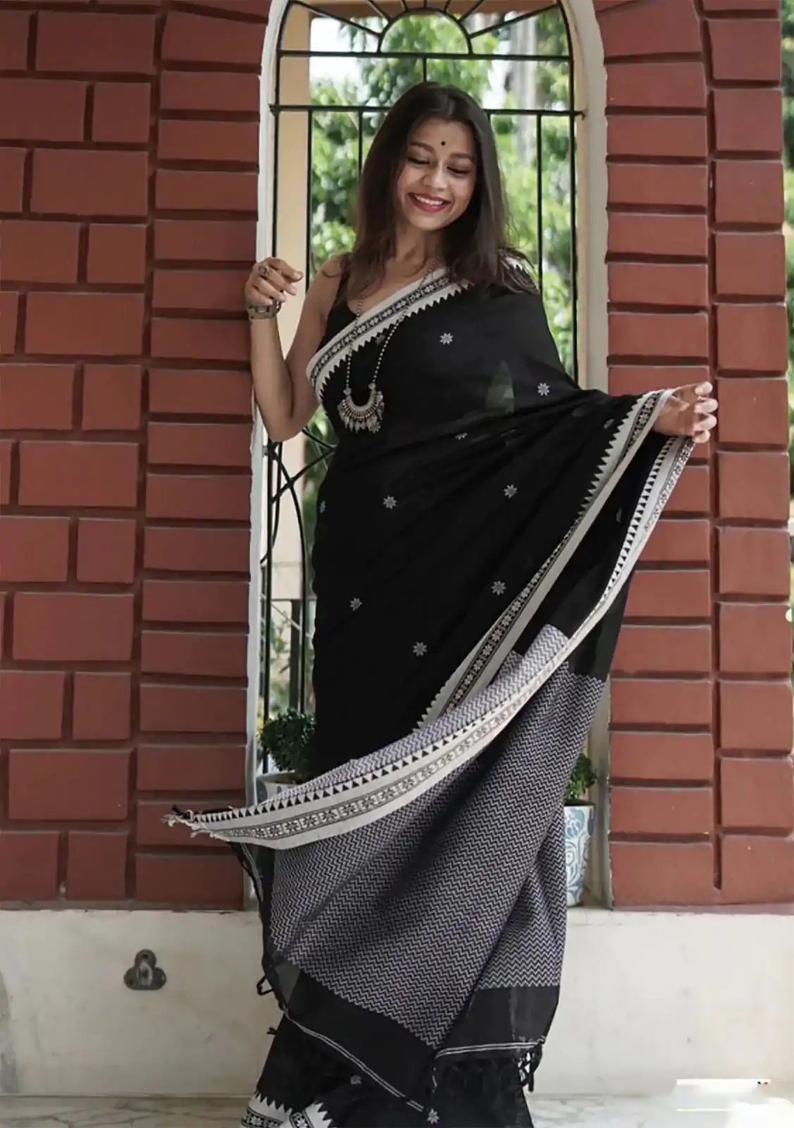 Resplendent Black Color Soft Lilan Slab Weaving Work Saree - Image 2