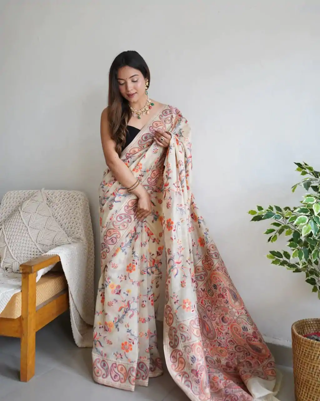 Fancy White Color Kashmiri Running Thread Zari Work Saree - Image 5