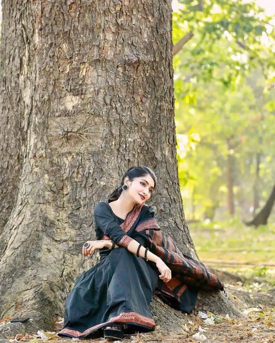 Majestic Black Color Banarasi Soft Silk Ordinary Design Saree - Image 4