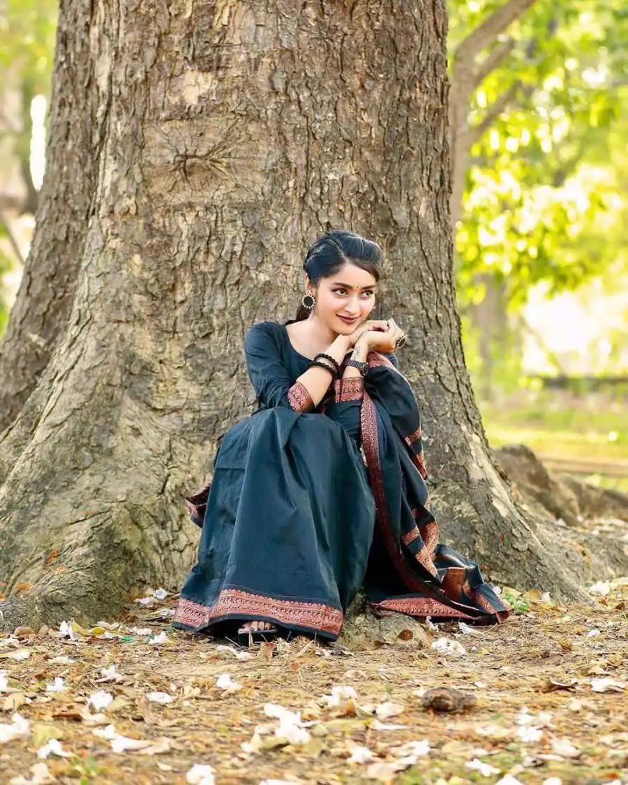 Majestic Black Color Banarasi Soft Silk Ordinary Design Saree - Image 3