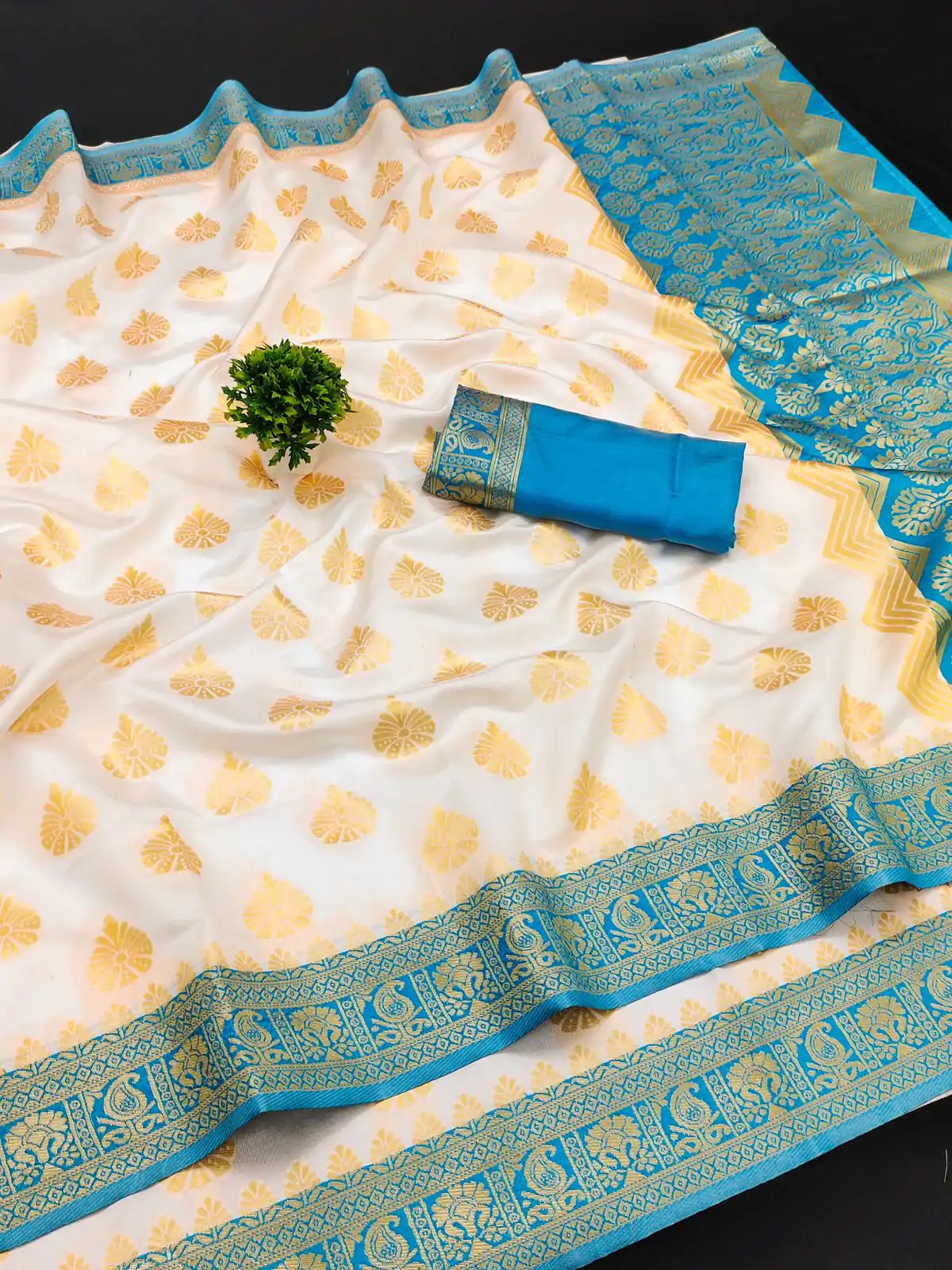 Fancy White Color Soft Kanjivaram Pattu Jacquard Silk Work Saree - Image 2