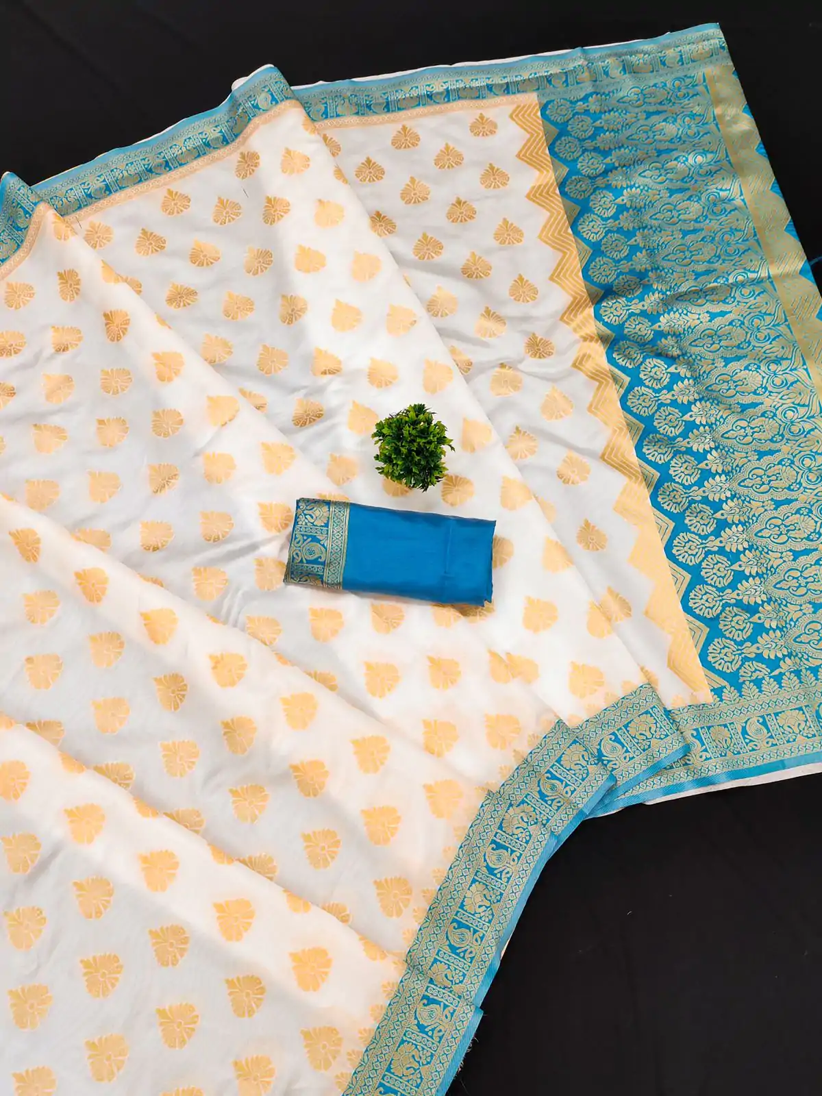 Fancy White Color Soft Kanjivaram Pattu Jacquard Silk Work Saree - Image 3