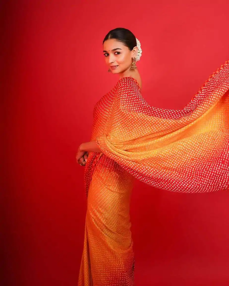 Beautiful Red Color Satin Creap Silk Heavy Satin Zari Saree - Image 2