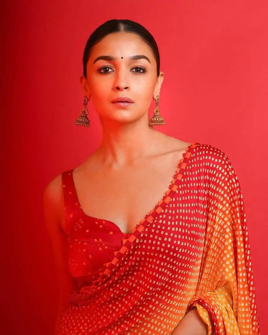 Beautiful Red Color Satin Creap Silk Heavy Satin Zari Saree - Image 3