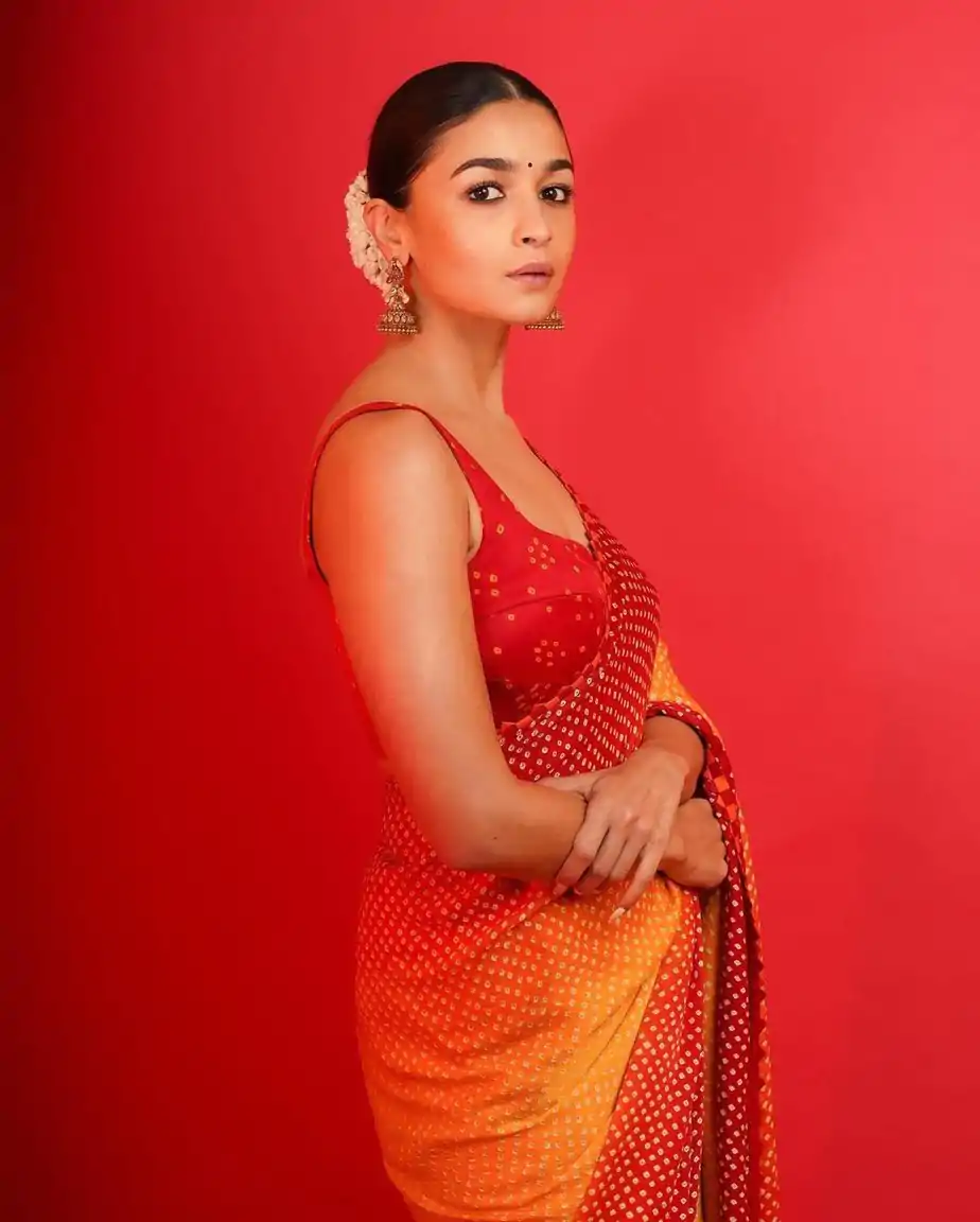 Beautiful Red Color Satin Creap Silk Heavy Satin Zari Saree - Image 4