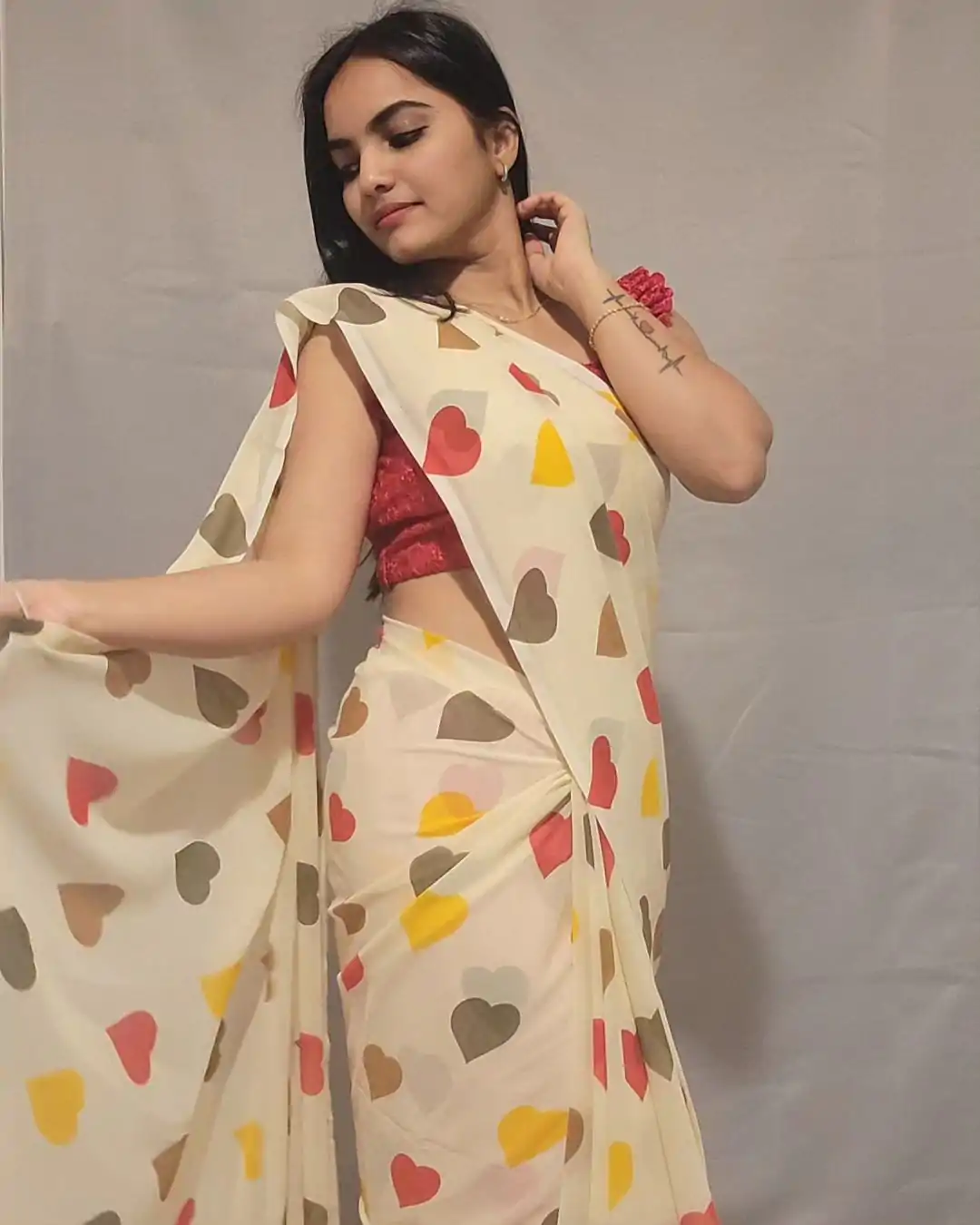 Amazing Half White Color Soft Georgette Silk Digital Print Heart Design Ready To Wear Saree - Image 2