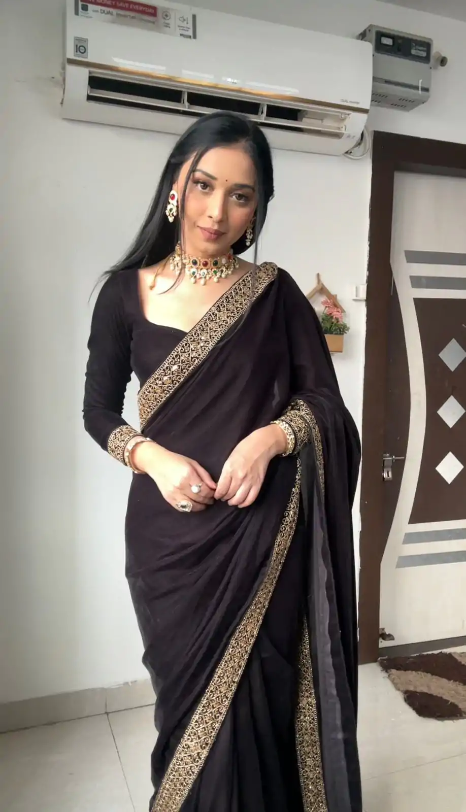 Beautiful Black Color Pure 9000 Velvet With Embroidery Lace Border Saree - Image 4