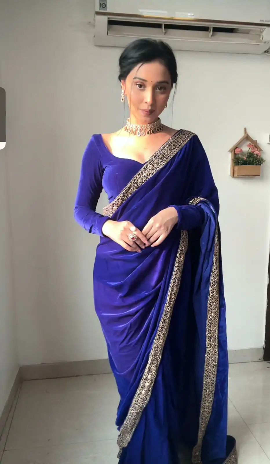 Beautiful Royal Blue Color Pure 9000 Velvet With Embroidery Lace Border Saree - Image 4