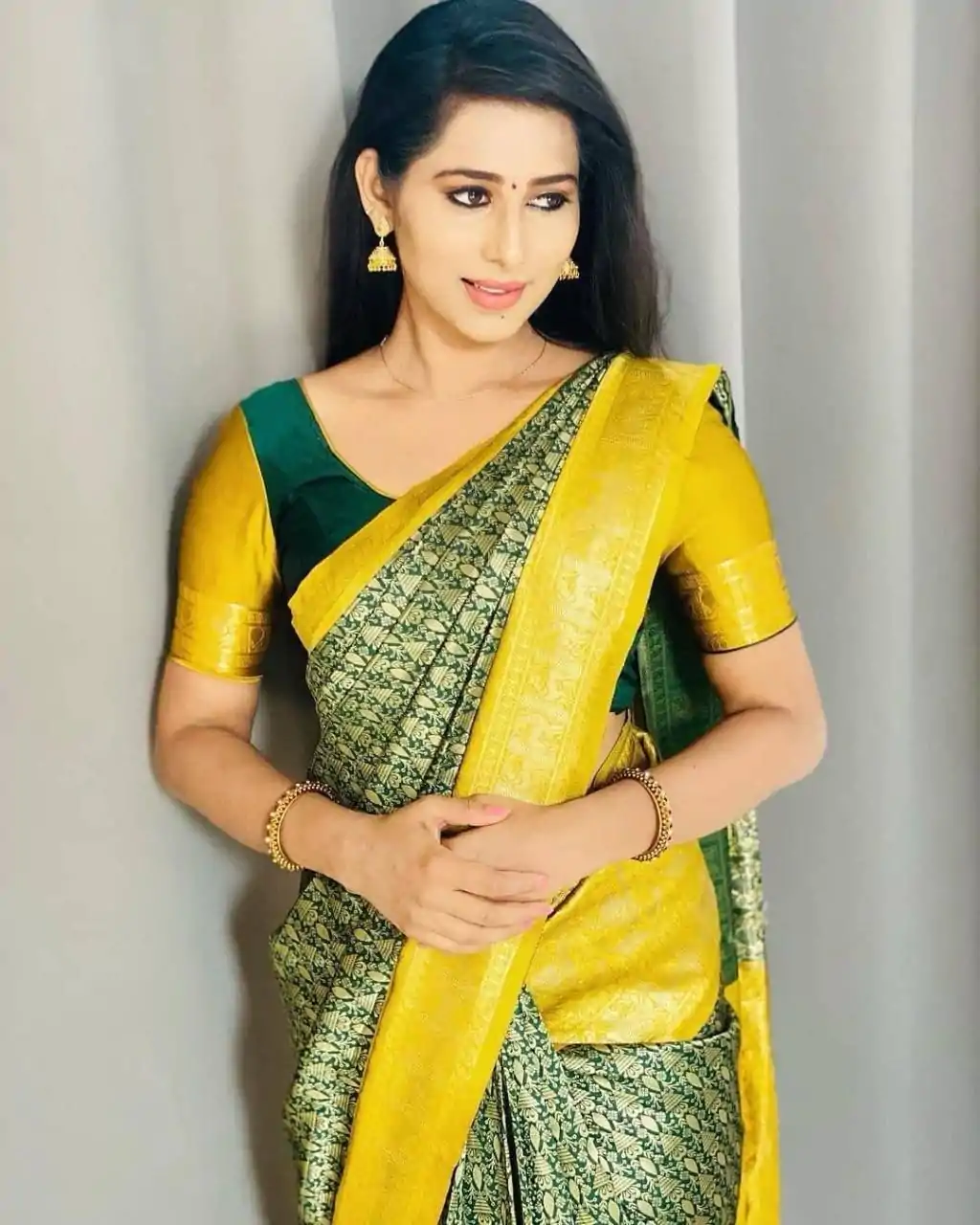 Cute Green Color Lichi Silk Jacquard Work On All Over Saree - Image 3
