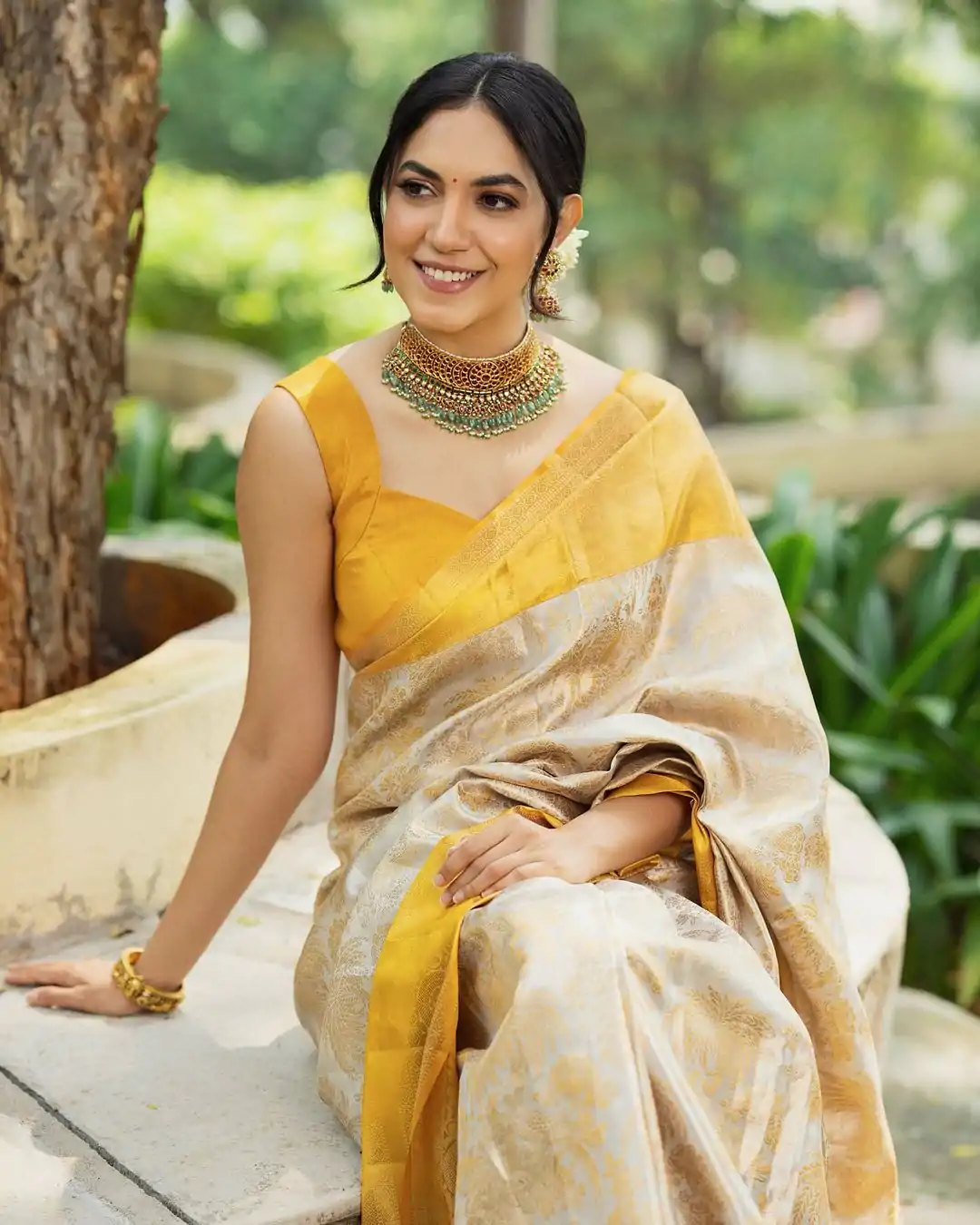 Fantastic Yellow Color Soft Lichi Silk Golden Jari Jacquard border Saree - Image 4