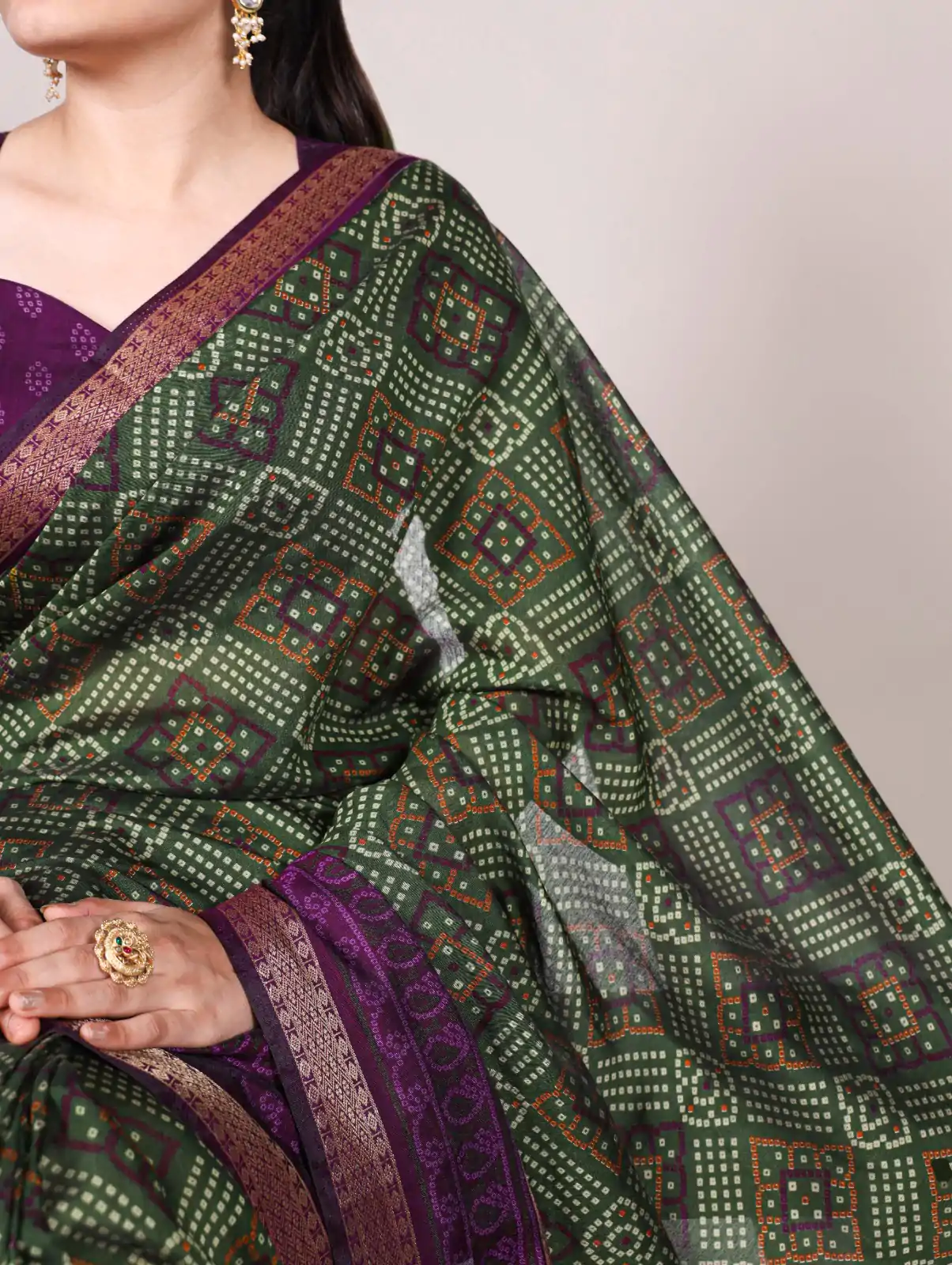 Green Polyester Weaving Printed Saree - Image 2