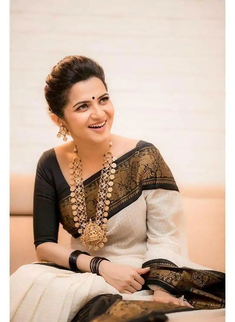 KP 3025 Black Soft Lichi Silk Saree Perfect for Wedding, Party, Baby Shower, Onam, Durga Puja . Available at ₹1449 only. Delivery 4-6 Working Days. | Bollywood Sarees, Creative Sarees, Designer Sarees, Embroidered Sarees, Ethnic Saree, Modern Digital sarees, Party Wear Sarees, Sarees