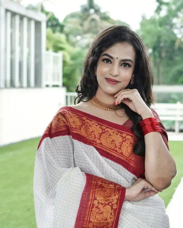 KP 3025 Red Soft Lichi Silk Saree Perfect for Wedding, Party, Baby Shower, Onam, Durga Puja . Available at ₹1449 only. Delivery 4-6 Working Days. | Bollywood Sarees, Creative Sarees, Designer Sarees, Embroidered Sarees, Ethnic Saree, Modern Digital sarees, Party Wear Sarees, Sarees
