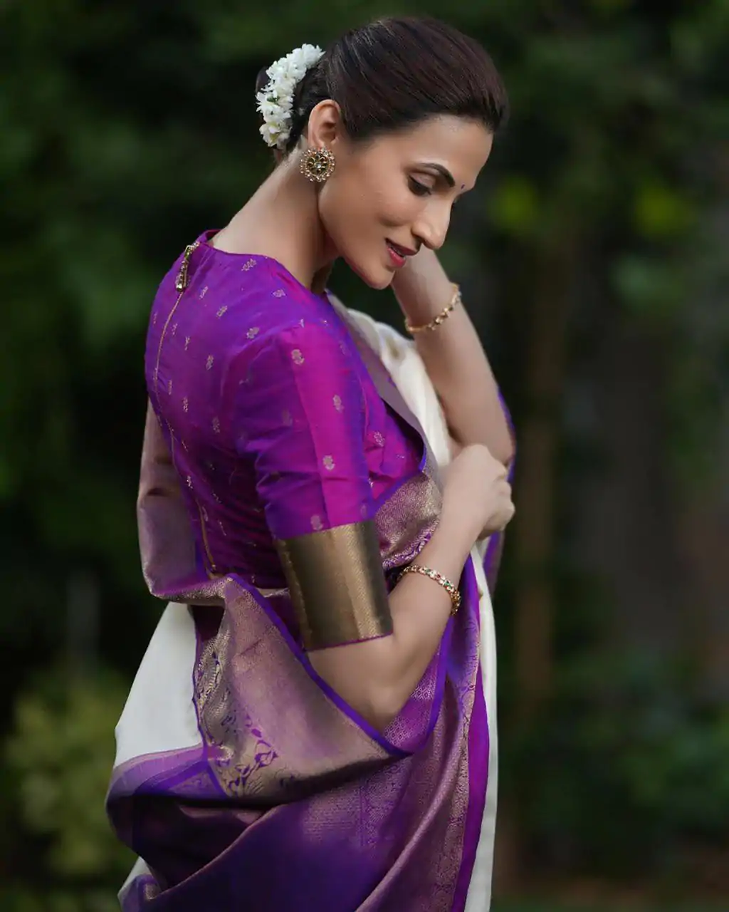 White Soft Lichi Silk Cloth Lace Border Work Saree - Image 6