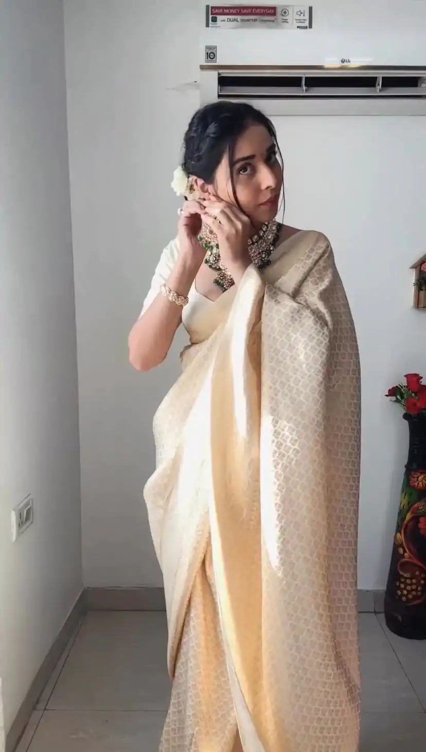 Off White Soft Lichi Silk Golden Waving Saree - Image 2