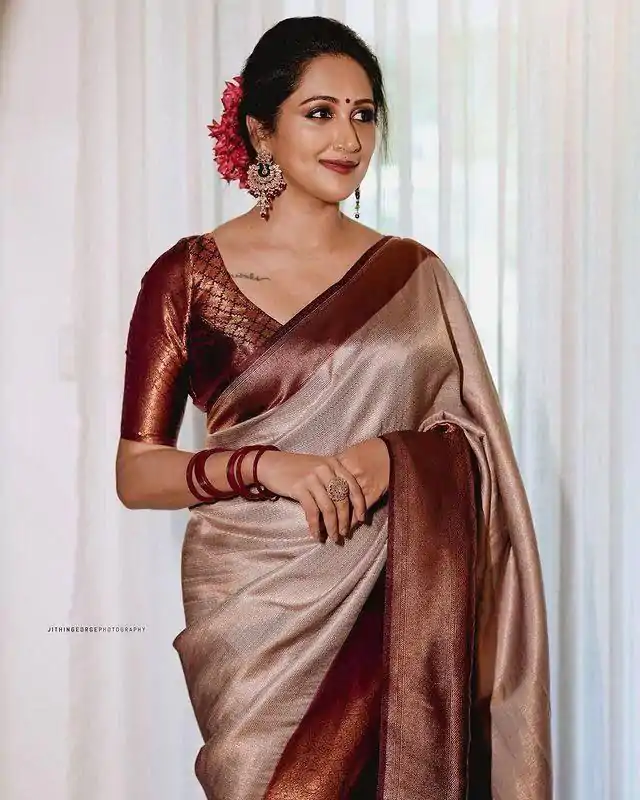 Off White Soft Lichi Silk On All Over Saree - Image 5