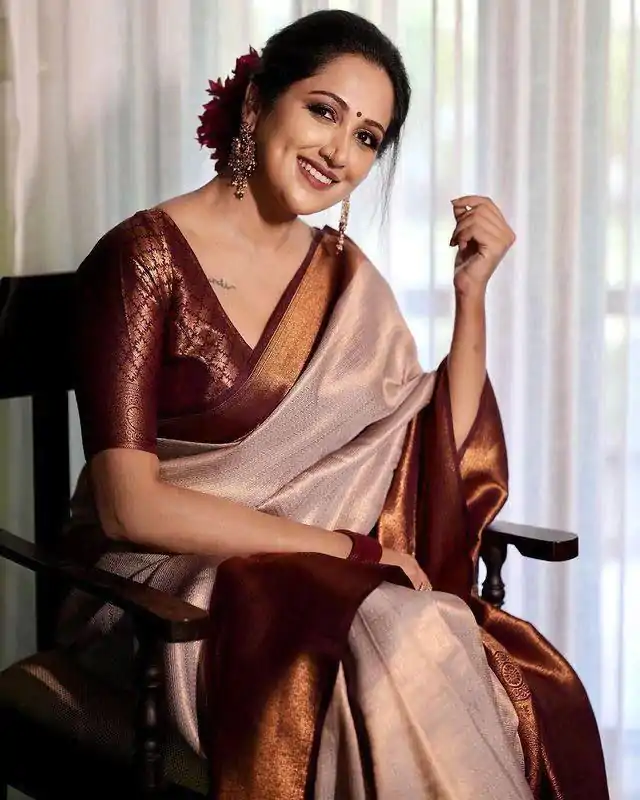 Off White Soft Lichi Silk On All Over Saree - Image 4