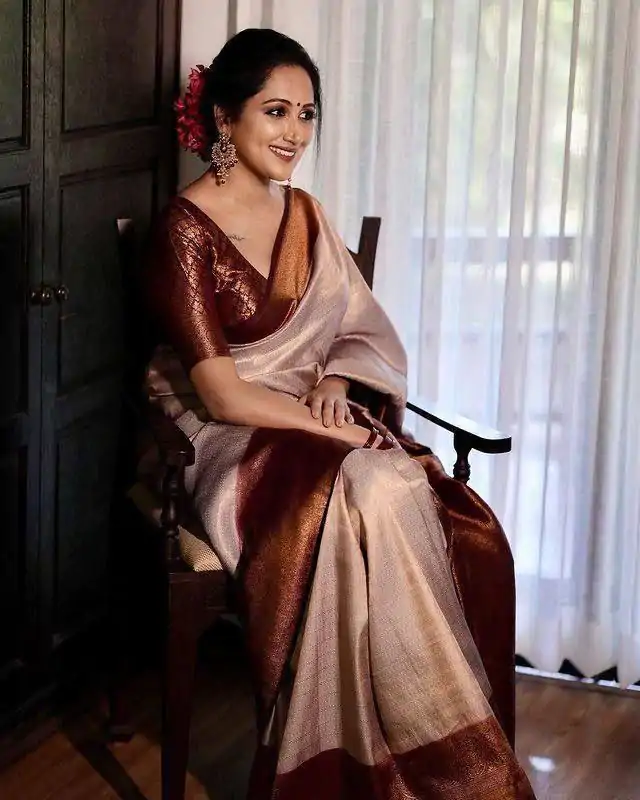 Off White Soft Lichi Silk On All Over Saree - Image 3